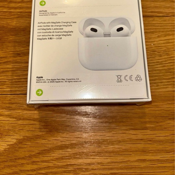 Apple AirPods with MagSafe Charging Case - White